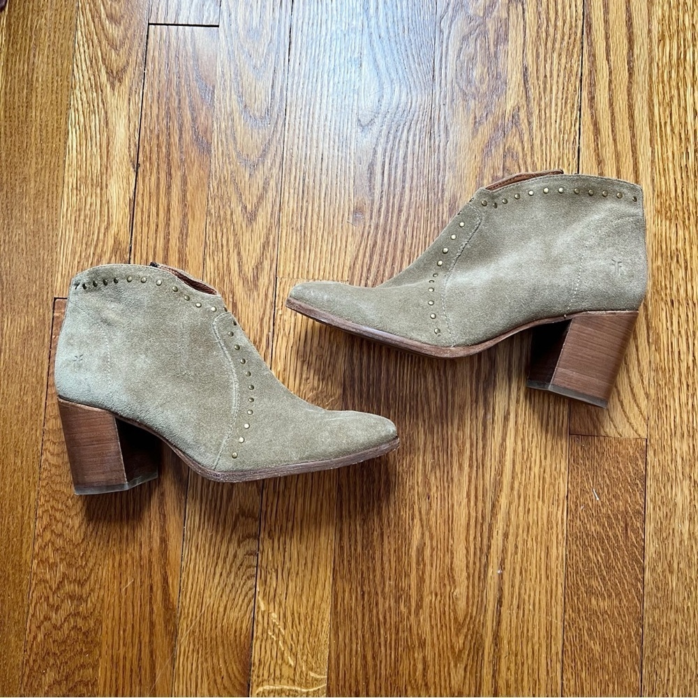 Frye Women's Nora Stud Zip Short Ankle Booties in Sand Size 7B Italian Suede